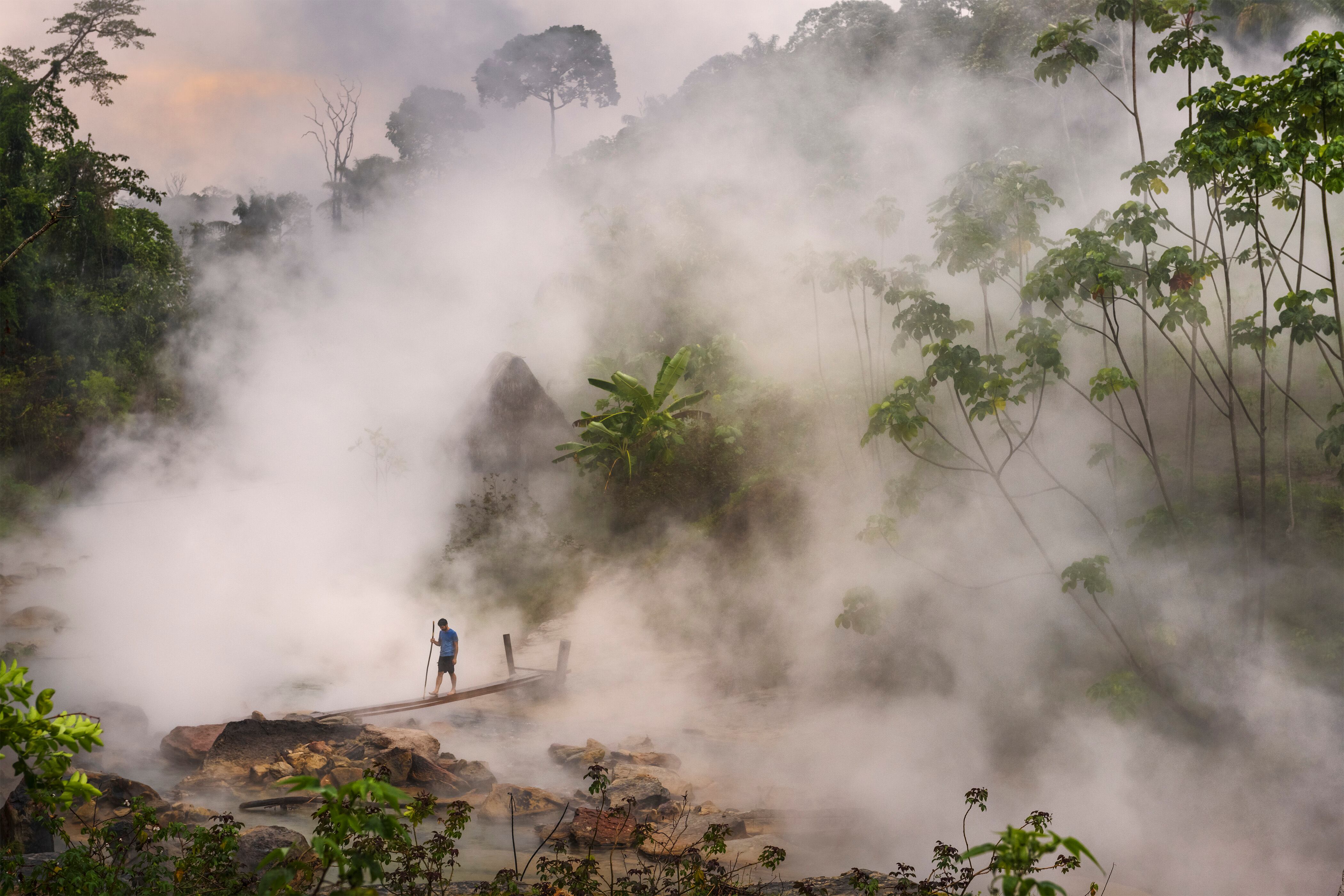 El río que hierve más grande de la Amazonia, en peligro por la deforestación