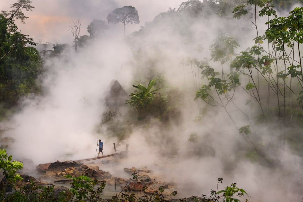 El río que hierve más grande de la Amazonia, en peligro por la ...
