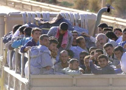Prisioneros de guerra iraquíes son trasladados en un camión estadounidense en Bagdad.