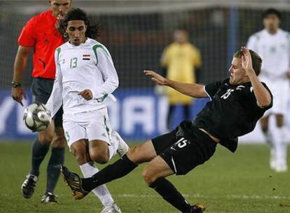 Jeremy Brockie, de Nueva Zelanda, ante el jugador iraquí Karrar Jassim.