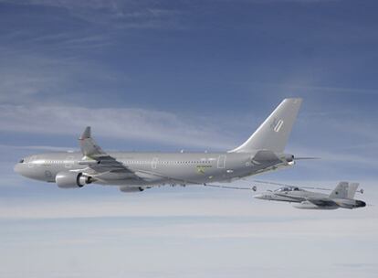 Un F-18 se separa de un A330 MRTT de Airbus tras realizar un repostaje en vuelo.