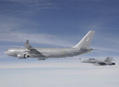 Un F-18 se separa de un  A330 MRTT de Airbus tras realizar un repostaje en vuelo.