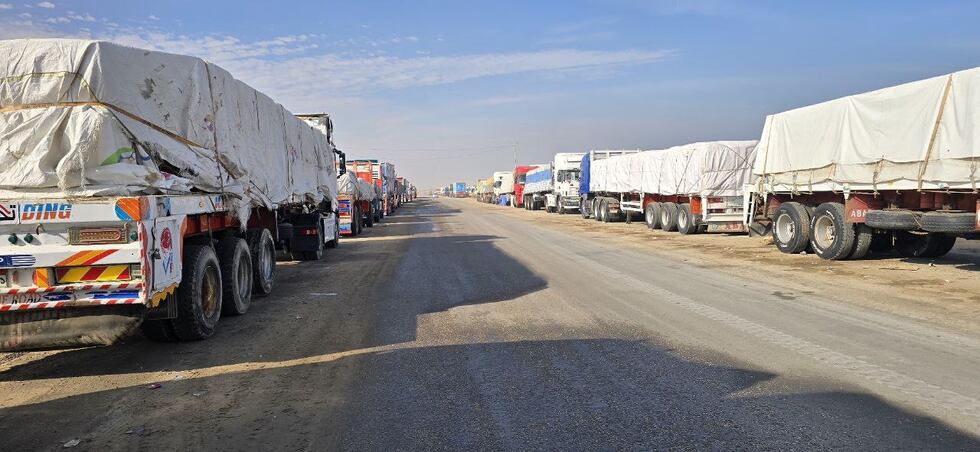 Camiones con ayuda esperan cerca del paso de Rafah, en la frontera entre Egipto y Gaza, el jueves.