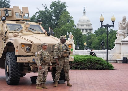 Miembros de la Guardia Nacional patrullan en las cercanías del Capitolio de EE UU, en Washington DC