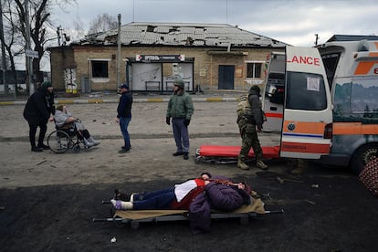 Una mujer espera en una camilla ser evacuada en la localidad de Romanivka. Los países que decidan enviar armas o mercenarios a Ucrania "responderán" por ello y asumirán "las consecuencias", ha advertido hoy el Ministerio de Exteriores ruso a través de su portavoz, María Zajárova.