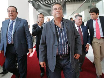 Enrique Ortiz, en el centro, entre Enrique Garrigós, presidente de la Cámara de Alicante, y Valentín Botella, presidente del Hércules.