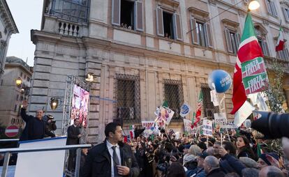 Ante cientos de partidarios congregados delante de su residencia en Roma, el palacio Grazioli, Silvio Berlusconi ha lamentado que sus otrora socios en el Gobierno, en referencia al Partido Democrático, se apresuraron en proceder a su expulsión del Senado en virtud de la condena firme en su contra por el 'caso Mediaset', 27 de noviembre de 2013.