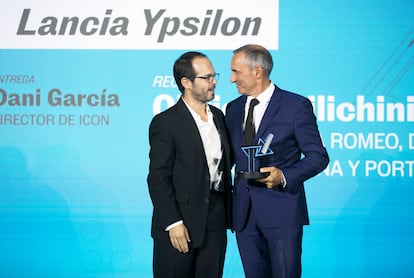 Dani García, director de Icon, entregó el galardón del modelo con mejor diseño a Oliver Quilichini, responsable de Lancia en España.