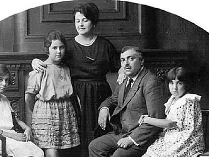 Blanca Brisac (segunda por la izquierda), con sus padres y hermanas, en una foto cedida por Enrique García Brisac para el libro <i>Trece rosas rojas</i> (Temas de Hoy).