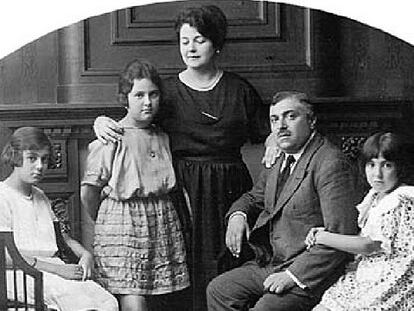 Blanca Brisac (segunda por la izquierda), con sus padres y hermanas, en una foto cedida por Enrique García Brisac para el libro <i>Trece rosas rojas</i> (Temas de Hoy).