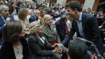 Íñigo Errejón saluda a Manuela Carmena, en el acto del Dos de Mayo. 