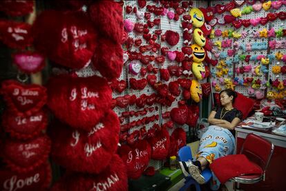 La trabajadora de una tienda dormita en Yiwu, China, en septiembre de 2015.