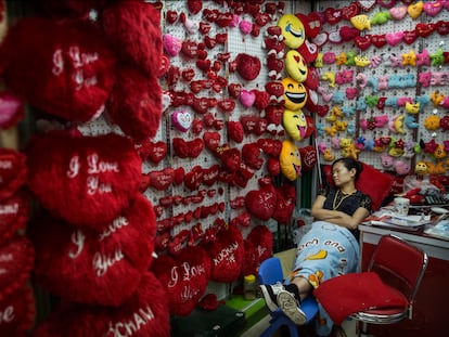 La trabajadora de una tienda dormita en Yiwu, China, en septiembre de 2015.