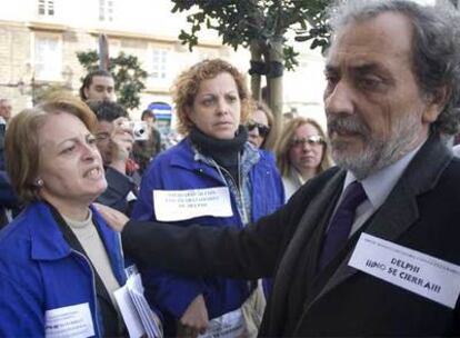 El defensor del pueblo andaluz, José Chamizo, con esposas de empleados de Delphi.