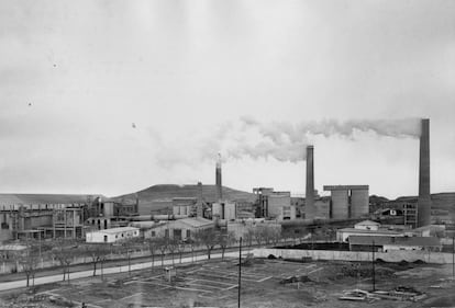 Vista de la fábrica desde la zona de la colonia en la década de los sesenta.