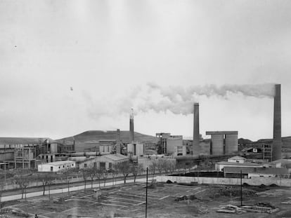 Vista de la fábrica desde la zona de la colonia en la década de los sesenta.