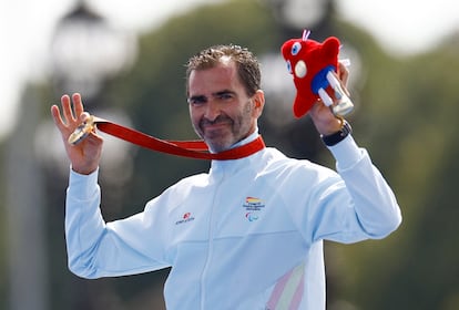 Daniel Molina, en el podio con la medalla de oro en triatlón, en los Juegos Paralímpicos de París. 