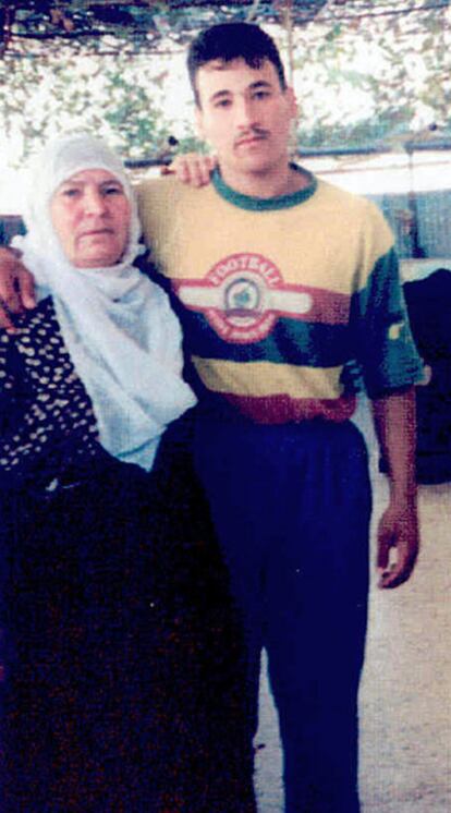 El palestino Hijazi, con su madre, en 2001 en Jan Yunis.
