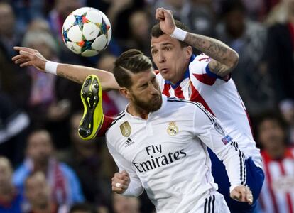 Ramos y Mandzukic pugnan por el balón