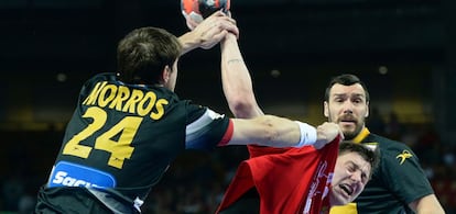 Morros frena el avance del ruso Zhitnikov.