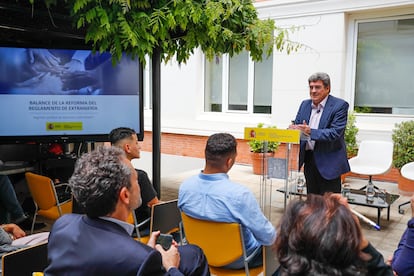 El ministro de Inclusión, Seguridad Social y Migraciones, José Luis Escrivá (d), presentó el 3 de junio un balance de la reforma del reglamento de Extranjería para "fortalecer" las vías legales de inmigración.