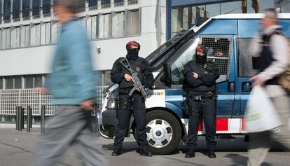 Mossos d'Esquadra vigilando la comisaría central de Barcelona.