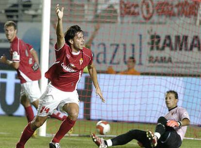 El defensa del Real Murcia, Alvaro Mejía, tras marcar el primer gol de su equipo