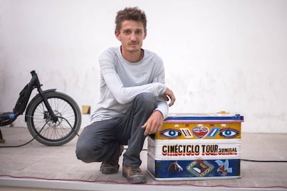 Hibou es una caja mágica que contiene unos altavoces, un proyector, el generador y un USB lleno de películas. Vincent Hanrion, su dueño, posa con ella.