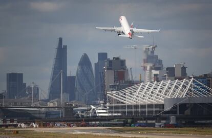 'Get Closer', acércate. Un lema que le va que ni pintado al <a href="https://www.londoncityairport.com/" target="_blank">quinto aeropuerto de Londres</a> por tráfico de pasajeros, tras los de Heathrow, Gatwick, Luton y Stansted. <a href="https://www.londoncityairport.com/" target="_blank">London City</a> es, además, el único situado en el centro urbano de la capital británica.