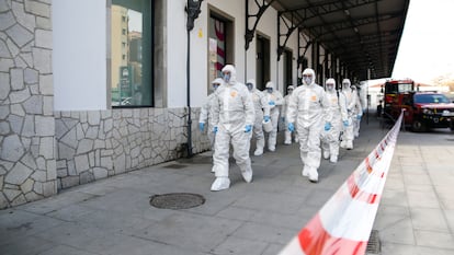 The army's emergency unit UME disinfecting Granada station on Thursday.