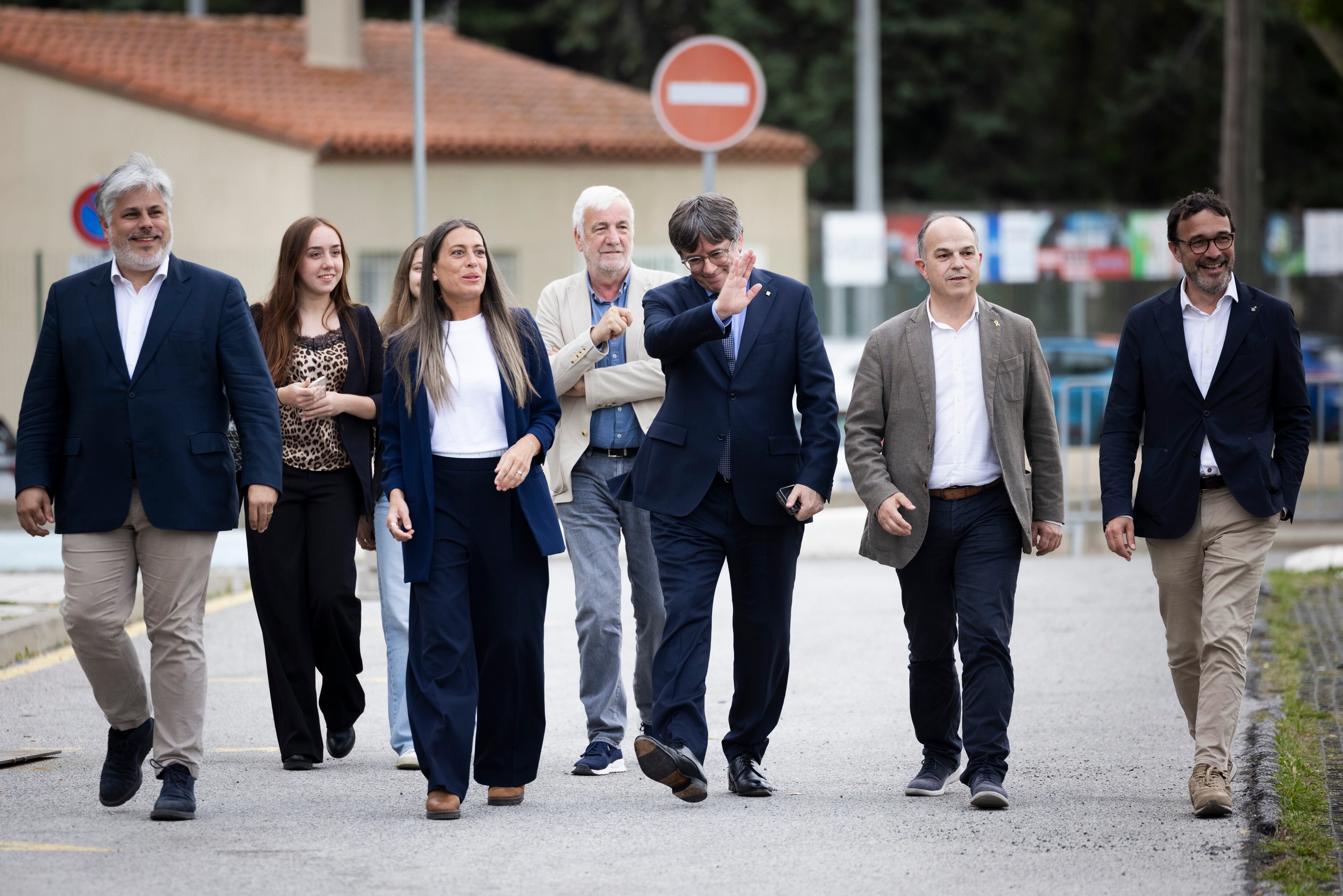 El expresidente de la Generalitat de Catalunya y candidato de Junts a las elecciones catalanas, Carles Puigdemont (tercero por la izquierda), junto a los dirigentes, desde la izquierda y en primer término, Albert Batet, Míriam Nogueras, Jordi Turull y Josep Rius, a su llegada al pabellón Jean Carrère de Argelès-sur-Mer (sur de Francia) para seguir el escrutinio.