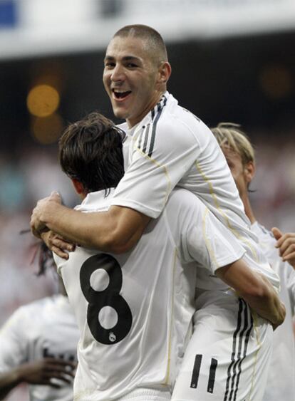 Benzema y Kaká celebran uno de los goles del Madrid.