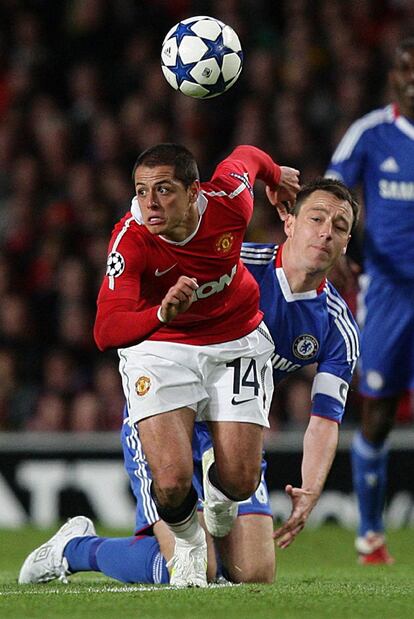 Chicharito se anticipa a Terry en una jugada.