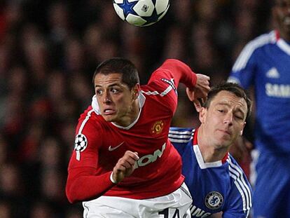 Chicharito se anticipa a Terry en una jugada.