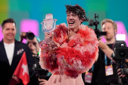 Nemo sostiene el trofeo de Eurovisión 2024.