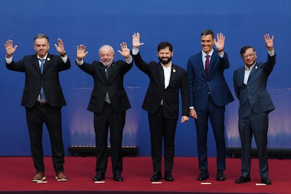 Yamandu Orsi, Luiz Inácio Lula da Silva, Gabriel Boric, Pedro Sánchez y Gustavo Petro en el palacio de La Moneda, en Santiago.