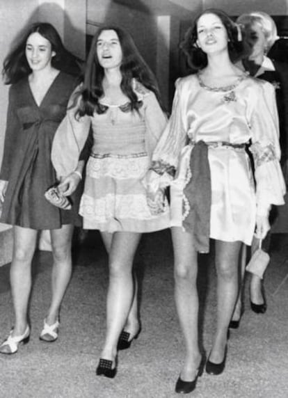 Susan Atkins, Patricia Krenwinkel e Leslie Van Houten cantam de mãos dadas a caminho de uma das audiências do julgamento.