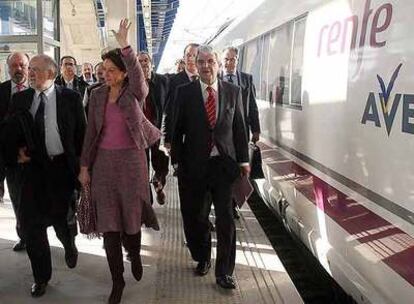 La ministra Magdalena Álvarez, con directivos de Renfe y de Adif en la estación del AVE en Tarragona.