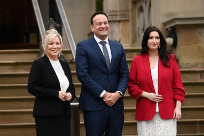 El primer ministro de Irlanda, Leo Varadkar, se reunía con la primera ministra de Irlanda del Norte, Michelle O'Neill (izquierda), y la primera ministra adjunta, Emma Little-Pengelly, el lunes en el Castillo de Stormont en Belfast. 