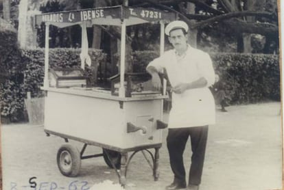 Uno de los hijos del fundador, Vicente Guillem Martí, con el carrito de helados