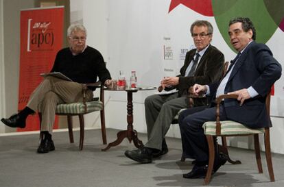 Felipe González, Javier Pérez Royo y Augusto Delkáder durante la conferencia celebrada ayer