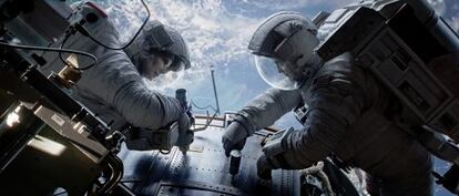 Sandra Bullock y George Clooney en un fotograma de la película "Gravity", dirigida por Alfonso Cuarón.