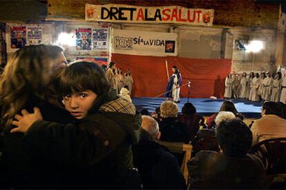 Vecinos de Patraix, anoche, durante la representación del Grupo de Teatro Griego Kosmos.