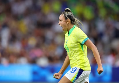 Priscila celebra el primer gol de Brasil, marcado en propia meta por Irene Paredes.
