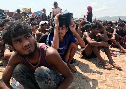 Refugiados rohingya tras ser rescatados en Bangladesh, este jueves.