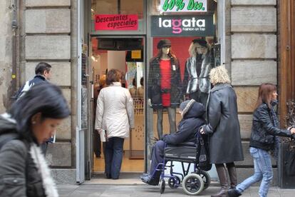 Comercios abiertos ilegalmente en d&iacute;a festivo en la plaza de la Cucurulla de Barcelona, en 2011.