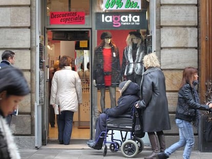 Comercios abiertos ilegalmente en d&iacute;a festivo en la plaza de la Cucurulla de Barcelona, en 2011.