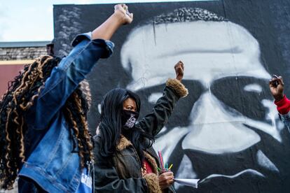 Paris Stevens y Angela Harrelson, familiares de George Floyd, celebran lo que sería su 47º cumpleaños. Falleció el pasado 25 de mayo cuando un agente policial de Mineápolis le inmovilizó con la rodilla sobre el cuello de la víctima.