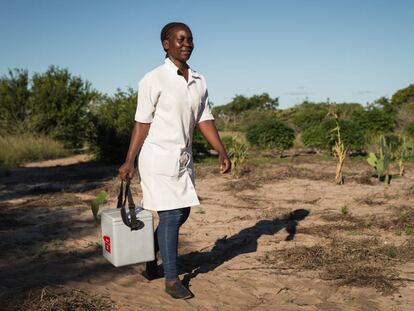 Campaña de vacunación en zonas rurales en Mozambique, uno de los países que recibe ayuda de Gavi.