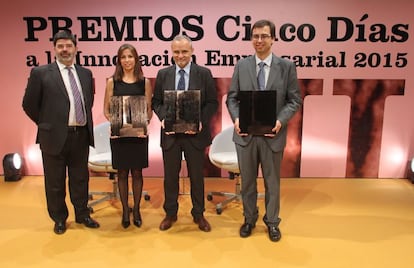 De izquierda a derecha, Blas Marco, responsable para Europa y Canad&aacute; de Sistemas Gen&oacute;micos, y Lorena Saus, directora general de la compa&ntilde;&iacute;a; Juan Francisco Polo, director de comunicaci&oacute;n y responsabilidad social de Ferrovial; y Guillermo L&oacute;pez, consejero delegado de Torusware, con sus respectivos galardones.